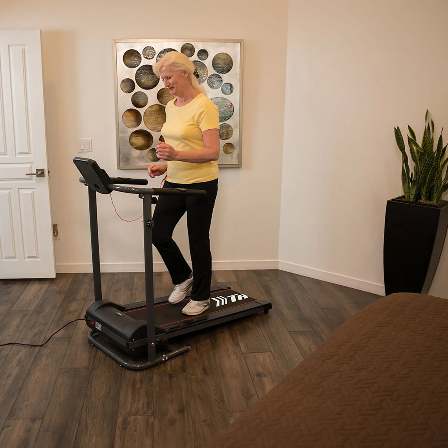 Gymform® Slim Fold Treadmill - kompaktes, zusammenklappbares Laufband, Fitnessgerät 6 km/h, 3 Programme sowie 3 variabel einstellbare Geschwindigkeiten bis 110 kg – Aus der TV Werbung